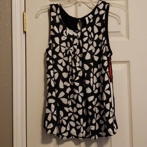 Really cute Elle med sleeveless blouse